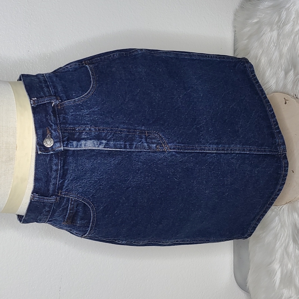 Calvin Klein Jean Skirt Size 7/8 Dark Blue Denim Cute Pocket Peace Sign Casual - Picture 2 of 8